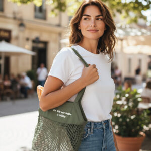 Sac filet vert avec inscription « La vie est belle à Milly », création Hoolie Studio.